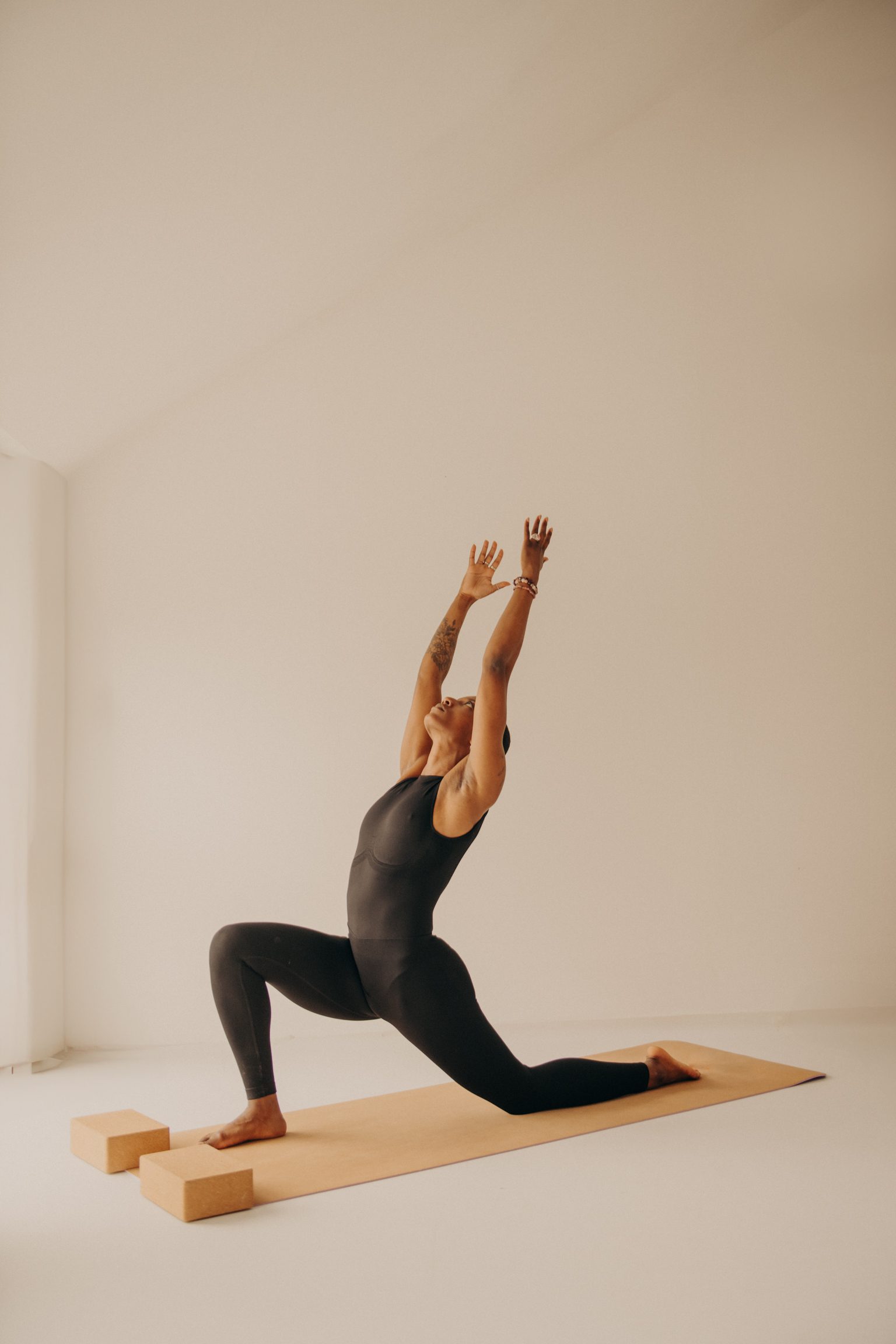 Asanas, posture de bases, Inspiration Yoga Anjaneyasana Posture de yoga, Inspiration Yoga Orléans